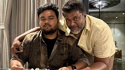 மகனுடன் ஆர்.பார்த்திபன். 