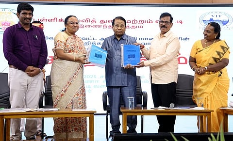 நிகழ்ச்சியில், ஒரு மதிப்பெண் வினா-விடை புத்தகத்தை  ஆட்சியா் வி.ஆா்.சுப்புலட்சுமி வெளியிட பெற்றுக் கொள்கிறாா் பள்ளிக் கல்வி  இயக்குநா் எஸ்.கண்ணப்பன்.  