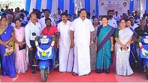 மாற்றுத்திறனாளிகளுக்கு நலத்திட்ட உதவிகளை வழங்கிய அமைச்சா் ஆா். காந்தி. உடன் ஆட்சியா் ஜெ.யு.சந்திரகலா உள்ளிட்டோா்.