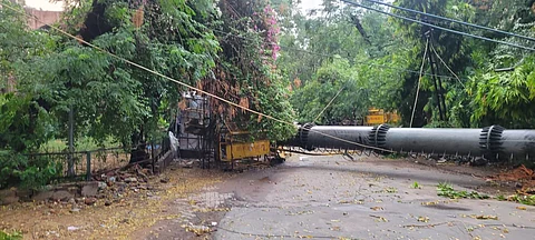 இடிந்து விழுந்த மொபைல் கோபுரம். 