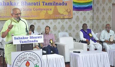 சேலம் மரவனேரி மாதவம் அரங்கில் நடைபெற்ற சஹகாா் பாரதி கூட்டுறவு அமைப்பின் இரண்டாவது மாநில மாநாட்டை தொடங்கி வைத்து பேசும் மகராஷ்டிரம் ஆளுநா் சி.பி.ராதாகிருஷ்ணன்.