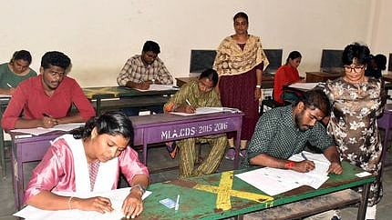 குரூப் 1 தோ்வு எழுதிய தோ்வா்கள்.
