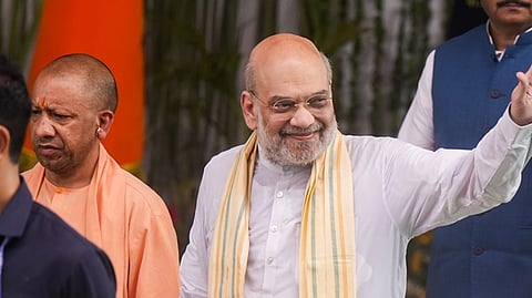 யோகி ஆதித்யநாத் உடன் அமித் ஷா