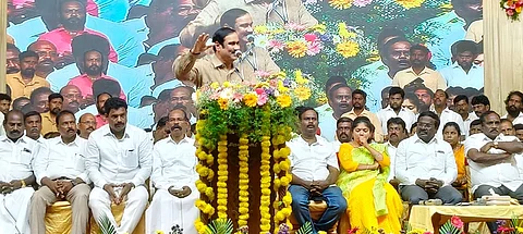 திருவள்ளூரில் நடைபெற்ற பா.ம.க பொதுக்குழுக் கூட்டத்தில் பங்கேற்று பேசிய அன்புமணி ராமதாஸ், உடன் அதில் பங்கேற்றோர்.