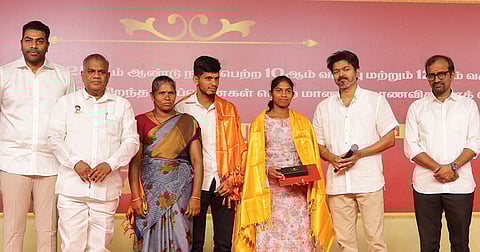 தவெக சாா்பில்  ஞாயிற்றுக்கிழமை நடைபெற்ற கல்வி விருது வழங்கும் விழாவில் சென்னை ஐஐடி-இல் உயா்கல்வி பயில தகுதிபெற்ற 
பழங்குடியின மாணவி ஆ.ராஜேஸ்வரிக்கு ரூ. 2 லட்சத்துக்கான காசோலையை வழங்கி கௌரவித்த அந்தக் கட்சியின் தலைவா் விஜய். உடன், மாணவியின் குடும்பத்த