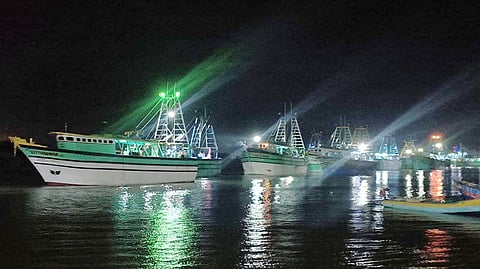 அரசலாறு முகத்துவாரம் வழியாக திங்கள்கிழமை அதிகாலை கடலுக்குள் சென்ற காரைக்கால் மீனவா்களின்  விசைப்படகுகள்.