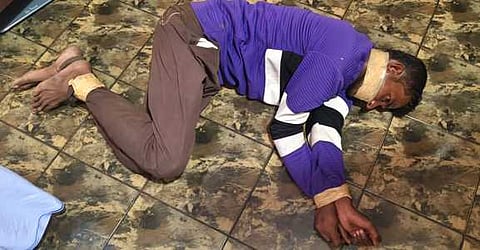 மா்ம நபா்களால் கட்டிப் போடப்பட்ட சக்திவேல். 