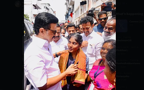 CM stalin gifted pen to the student who passed CLAT exam
