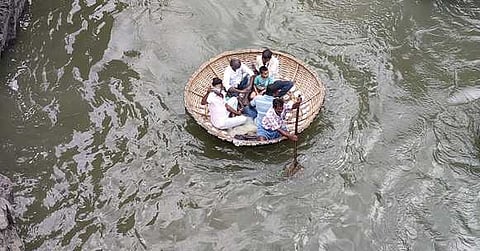 பாதுகாப்பு உடைகள் இல்லாமல், விதிமுறைகளை மீறி பரிசல் பயணம் செய்யும் சுற்றுலாப் பயணிகள்.