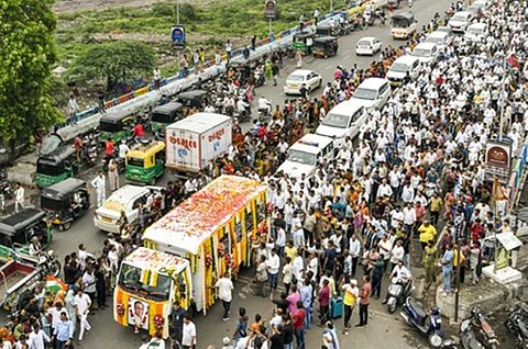 ’ராஜ்ஜோட்டில் முன்னாள் முதல்வா் விஜய் ரூபானிக்கு வழிநெடுங்கிலும் கூடி இறுதி அஞ்சலி செலுத்திய மக்கள்.’