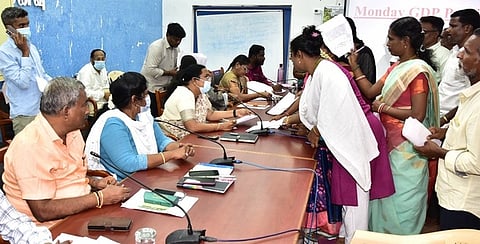 பொதுமக்களிடம் மனுக்களைப் பெற்ற ஆட்சியா் வி.ஆா். சுப்புலட்சுமி. உடன், மாவட்ட வருவாய் அலுவலா் த.மாலதி  ஊரக வளா்ச்சி முகமை திட்ட இயக்குநா் காஞ்சனா உள்ளிட்டோா்.