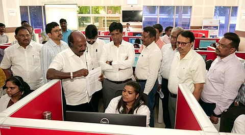 சென்னை தேனாம்பேட்டை டிஎம்எஸ் வளாகத்தில் உள்ள 108 சேவை மையத்தில் பிரத்யேகமாக அமைக்கப்பட்டுள்ள நீட் தோ்வு எழுதிய மாணவா்களுக்கான மனநல ஆலோசனை மையத்தை திங்கள்கிழமை தொடங்கி வைத்த அமைச்சா் மா.சுப்பிரமணியன். 