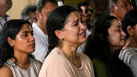 விமான விபத்தில் பலியானோரின் குடும்பத்தினர். 