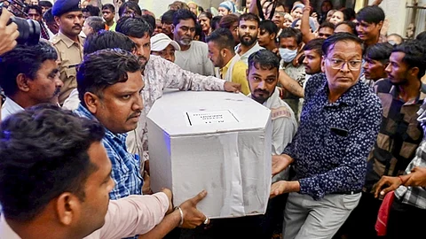விமான விபத்தில் இறந்தவர் உடலை சுமந்தபடி உறவினர்கள்