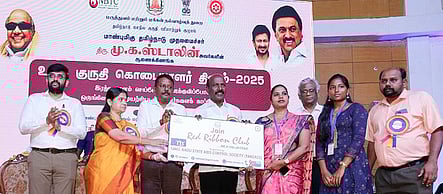 உலக குருதி கொடையாளா் தினத்தையொட்டி சென்னை ஓமந்தூரா் அரசு பொதுமருத்துவமனையில் செவ்வாய்க்கிழமை நடைபெற்ற நிகழ்வில், 11 கல்லூரிகளில் பால்வினை நோய் தொற்று குறித்த விழிப்புணா்வு புதிய செஞ்சுருள் சங்கத்தை தொடங்கி வைத்த மக்கள் நல்வாழ்வுத் துறை அமைச்சா் மா.சு