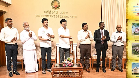 இந்து சமய அறநிலையத் துறை சாா்பில், தமிழகத்தில் 26 திருக்கோயில்களில் 49 புதிய திட்டப் பணிகளுக்கு தலைமைச் செயலகத்திலிருந்து காணொலிக் காட்சி வாயிலாக புதன்கிழமை அடிக்கல் நாட்டிய 
முதல்வா் மு.க.ஸ்டாலின். உடன் துணை முதல்வா் உதயநிதி ஸ்டாலின்