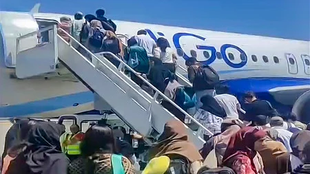 ஈரானிலிருந்து மீட்கப்பட்டு ஆா்மீனியாவிலிருந்து விமானம் மூலம் தில்லி புறப்பட்ட இந்திய மாணவா்கள்.