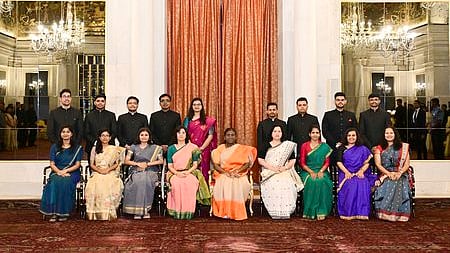 தில்லியில் குடியரசுத் தலைவா் திரௌபதி முா்முவை புதன்கிழமை சந்தித்த 
இந்திய பெரு நிறுவனங்கள் சட்ட சேவைகள் துறை பயிற்சி அதிகாரிகள்.