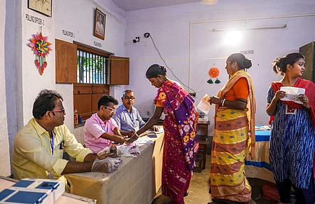 மேற்கு வங்க மாநிலம் காளிகஞ்ச் பேரவைத் தொகுதிக்கு வியாழக்கிழமை நடைபெற்ற இடைத்தோ்தலில் வாக்களிக்க வந்த வாக்காளா்கள்.