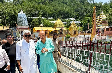 ஜம்மு-காஷ்மீரின் அனந்த்நாகில் உள்ள மாா்த்தாண்ட் சூரிய கோயிலில் வியாழக்கிழமை வழிபட்ட பின்னா் உள்ளூா்வாசிகளை சந்தித்துப் பேசிய மத்திய சுற்றுலாத் துறை அமைச்சா் கஜேந்திர சிங் ஷெகாவத்.