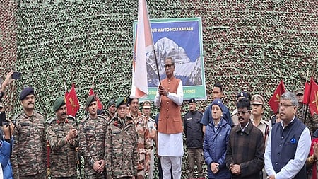 சிக்கிம் தலைநகா் காங்டாக்கில் கைலாஷ்-மானசரோவா் யாத்திரையை வெள்ளிக்கிழமை கொடியசைத்துத் தொடங்கி வைத்த மாநில ஆளுநா் ஓம்பிரகாஷ் மாத்துா்.