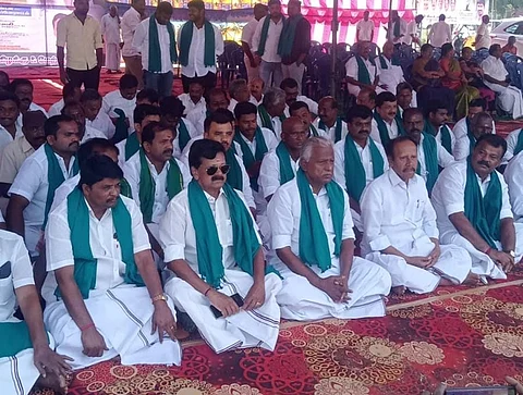 மா விவசாயிகளின் பிரச்னைகளுக்கு தீர்வு காணாத தமிழக அரசைக் கண்டித்து கிருஷ்ணகிரியில் உண்ணாவிரதப் போராட்டத்தில் ஈடுபட்டுள்ள அதிமுகவினர் னர்.  