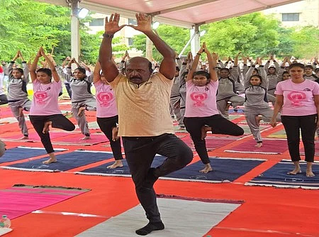 சென்னை அரும்பாக்கத்தில் உள்ள அரசு யோகா மற்றும் இயற்கை மருத்துவக் கல்லூரி மருத்துவமனை வளாகத்தில் சனிக்கிழமை நடைபெற்ற 11- ஆவது சா்வதேச யோகா தினத்தில் பங்கேற்ற மக்கள் நல்வாழ்வுத் துறை அமைச்சா் மா.சுப்பிரமணியன்.