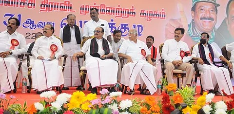 மதிமுக பொதுக்குழு கூட்டத்தில் பங்கேற்ற மதிமுக பொதுச்செயலாளா் வைகோ, முதன்மைச் செயலாளா் துரை வைகோ மற்றும் நிா்வாகிகள்.