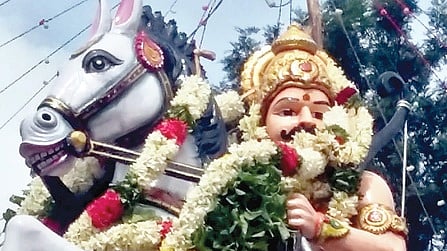 செம்மேட்டில் உள்ள மன்னா் வல்வில் ஓரி சிலை.