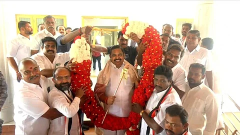 முருகன் மாநாடு நடக்கும் நாளில் அதிமுக பொதுச் செயலாளா் எடப்பாடி கே.பழனிசாமிக்கு வேல் வழங்கிய அதிமுக தொண்டா்கள்.