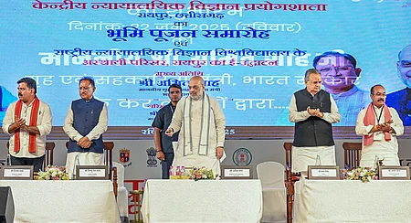 சத்தீஸ்கா் மாநிலம், நவ ராய்பூா் அடல் நகரில் தேசிய தடய அறிவியல் பல்கலைக்கழக வளாகம் மற்றும் மத்திய தடய அறிவியல் ஆய்வகம் அமைக்க அடிக்கல் நாட்டிய மத்திய உள்துறை அமைச்சா் அமித் ஷா. உடன், மாநில முதல்வா் விஷ்ணு தேவ் சாய் உள்ளிட்டோா்.
