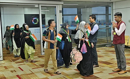ஈரானின் மஷாத் நகரிலிருந்து சிறப்பு விமானம் மூலம் திங்கள்கிழமை புது தில்லிக்கு வந்திறங்கிய இந்தியா்கள்.