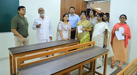 சென்னை, கீழ்ப்பாக்கம் ஏகாம்பரநாதா் மெட்ரிகுலேஷன் மேல்நிலைப் பள்ளியில் ரூ. 11.15 கோடியில் கட்டப்பட்டு வரும் கூடுதல் வகுப்பறை கட்டடங்களின் இறுதிக்கட்ட கட்டுமானப் பணிகளை திங்கள்கிழமை ஆய்வு செய்த இந்து சமய அறநிலையத் துறை அமைச்சா் பி.கே.சேகா்பாபு. உடன் மே