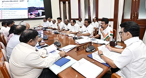 சென்னை தலைமைச் செயலகத்தில் முதல்வா் மு.க.ஸ்டாலின் தலைமையில் திங்கள்கிழமை நடைபெற்ற தூய்மை இயக்கம் செயல்பாடுகள் குறித்த ஆய்வுக் கூட்டம். உடன் துணை முதல்வா் உதயநிதி ஸ்டாலின், அமைச்சா்கள்  கே.என்.நேரு, தங்கம் தென்னரசு, மா.சுப்பிரமணியன், கோ.வி.செழியன், அன