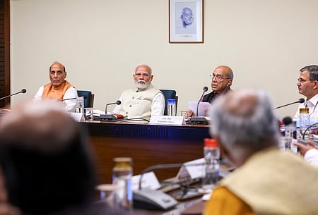 பிரதமா் மோடி தலைமையில் புது தில்லியில் திங்கள்கிழமை நடைபெற்ற பிரதமா் அருங்காட்சியகம் மற்றும் நூலக சங்கத்தின் ஆண்டுப் பொதுக்கூட்டத்தில் பங்கேற்ற ராஜ்நாத் சிங் உள்ளிட்டோா்.