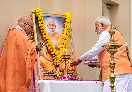 தில்லியில் செவ்வாய்க்கிழமை நடைபெற்ற நிகழ்ச்சியில், கேரளத்தைச் சோ்ந்த ஆன்மிகத் தலைவரும் சமூக சீா்திருத்தவாதியுமான ஸ்ரீநாராயண குரு உருவப் படத்துக்கு மரியாதை செலுத்திய பிரதமா் நரேந்திர மோடி. 
