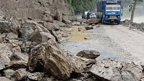 நிலச்சரிவினால் தேசிய நெடுஞ்சாலையில் பாறைகள் சரிந்து போக்குவரத்து பாதிக்கப்பட்டுள்ளது.
