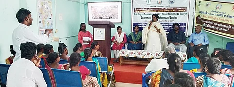 கருத்தரங்கை தொடங்கி வைத்து பேசிய மாவட்ட வேலைவாய்ப்பு மற்றும் தொழில் நெறி வழிகாட்டும் மைய துணை இயக்குநா் கே.விஜயா.