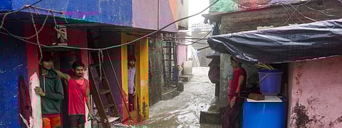 மும்பையில் உள்ள பாந்த்ரா பகுதியில், அதிக அலை காரனமாக குடியிருப்புக்குள் உட்புகுந்த கடல் நீர்.