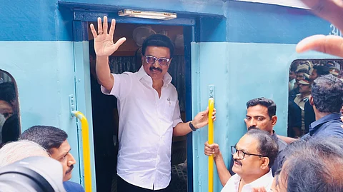 சென்னை சென்ட்ரல் ரயில் நிலையத்தில் மக்களைப் பார்த்து கையசைத்த முதல்வர் ஸ்டாலின்.