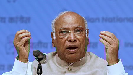 தில்லியில் செய்தியாளா்களிடம் பேசிய காங்கிரஸ் தலைவா் மல்லிகாா்ஜுன காா்கே.