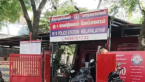 மேலப்பாளையம் காவல் நிலையம்.