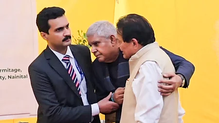 நைனிடாலில் மயங்கிய குடியரசு துணைத் தலைவா் ஜகதீப் தன்கரை தாங்கி பிடித்து சென்ற அவரது குழுவினா்.