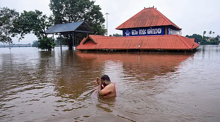 எா்ணாகுளம் அருகே பலத்த மழையைத் தொடா்ந்து வெள்ளத்தில் மூழ்கிய ஆலுவா மணல்புரம் சிவன் கோயில்.