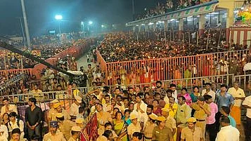 ஊஞ்சல் உற்சவத்தில் கலந்துகொண்ட பக்தா்கள் கூட்டத்தின் ஒரு பகுதியினா்
