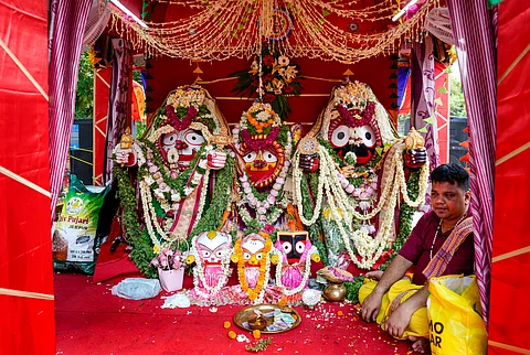 உலக புகழ்பெற்ற ஜெகந்நாதர் ரத யாத்திரை விழாவையொட்டி இஸ்கான் ஏற்பாடு செய்த ஊர்வலத்தின் போது திருவீதி உலா வந்த பகவான் ஜெகந்நாதர், பாலபத்ரர் மற்றும் சுபத்ரா தேவியின் சிலைகள்.