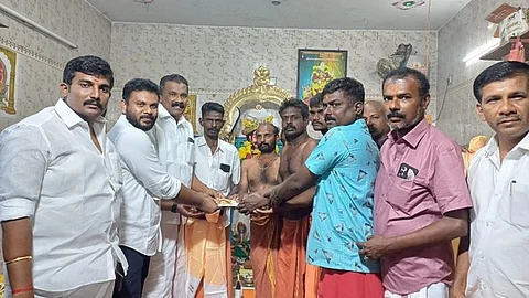  நன்கொடை வழங்கிய தென்காசி தெற்கு மாவட்ட திமுக பொறுப்பாளா் வே.ஜெயபாலன். 