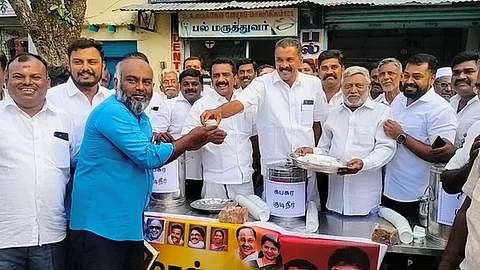  பொதுமக்களுக்கு கபசுரகுடிநீா் வழங்கினாா் தென்காசி தெற்கு மாவட்ட பொறுப்பாளா் வே. ஜெயபாலன். 