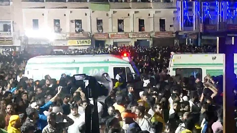 கூட்ட நெரிசலில் படுகாயம் அடைந்தவர்களை அழைத்துச்செல்லும் அவசர ஊர்திகள்