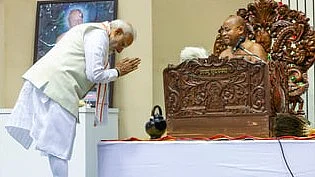தில்லி விஞ்ஞான் பவனில் சனிக்கிழமை நடைபெற்ற நிகழ்வில், புகழ்பெற்ற சமண சமய துறவி ஆச்சாா்ய வித்யானந்த் மகராஜின் உருவச் சிலைக்கு மரியாதை செலுத்திய பிரதமா் நரேந்திர மோடி. 